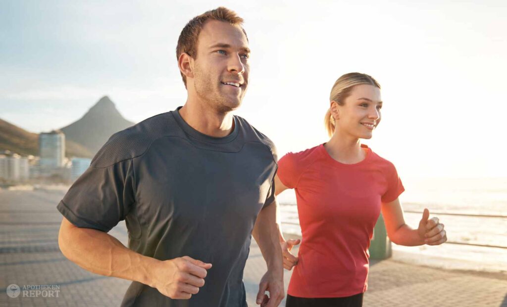Mann und Frau beim Joggen am Meer