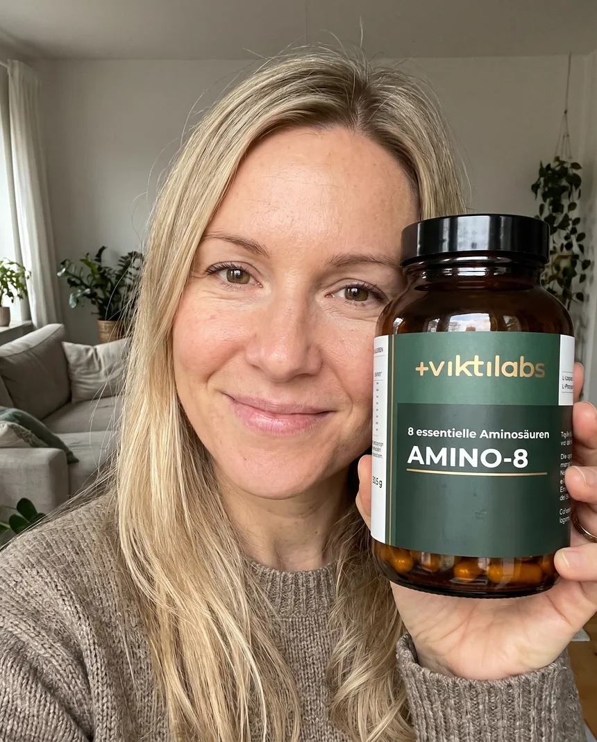 Lächelnde Kundin mit Amino 8